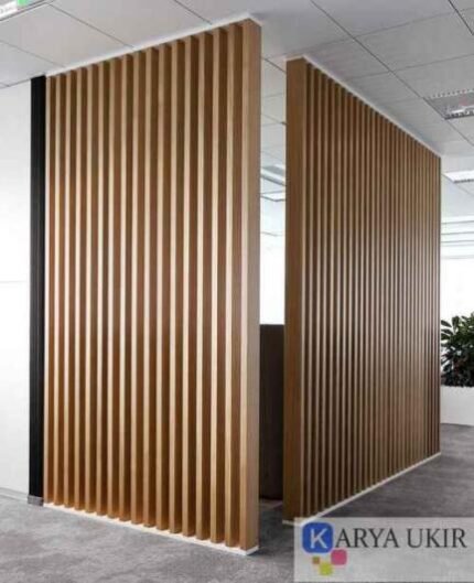 Partisi ruangan terbaru kayu jati atau yang biasa disebut dengan sekat ruangan kantor mushola mini dan pembatas ruang pertemuan