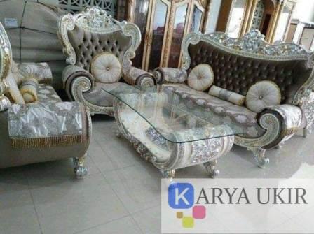 Kursi tamu artis terbaik dengan desain mewah atau yang biasa disebut dengan sofa ruangan tamu untuk sinetron indosiar dan rcti