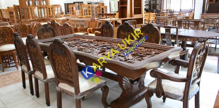 Toko furniture klasik atau toko mebel antik yang menjual berbagai macam kebutuhan mebel seperti meja makan kursi tamu sampai dengan lemari dengan model antik