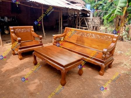 kursi klasik Jawa atau yang biasa disebut dengan kursi antik Jawa dengan model kuno yang terbuat dari bahan material kayu jati