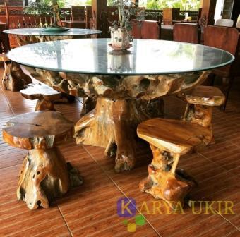 Meja makan akar Jati dengan desain klasik atau yang biasa disebut dengan meja dan kursi teras akar jati alami ini model unik