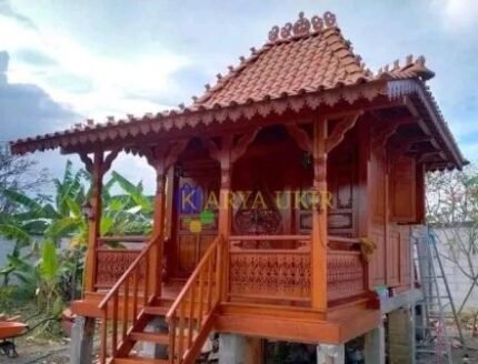 Rumah Panggung Jati ukir atau Mushola Kayu klasik adalah sebuah rumah adat kayu lawasan dengan nilai kesenian ukiran khas kota Jepara