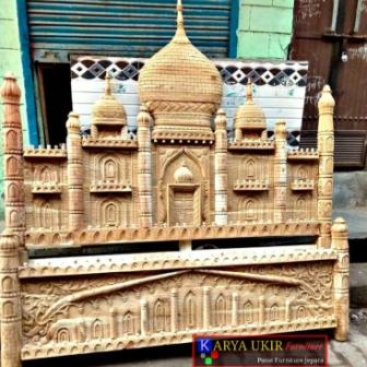 Tempat tidur bentuk masjid khas timur tengah atau yang biasa disebut dengan jenis ranjang islami bahan kayu jati pilihan ukiran Jepara