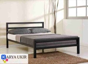 Tempat Tidur Besi Terbaru atau yang biasa disebut dengan ranjang bahan besi minimalis modern ini cat warna hitam putih dan gold emas