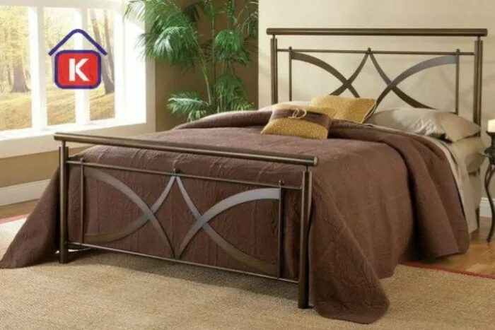 Tempat Tidur Besi Terbaru atau yang biasa disebut dengan ranjang bahan besi minimalis modern ini cat warna hitam atau putih dan gold emas