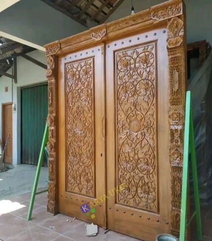 Gambar contoh pintu rumah mewah dengan bahan material kayu jati motif klasik ukiran khas kota Jepara dengan kualitas terbaik yang diukir oleh tukang pengalaman dan profesional