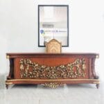 Meja kerja mewah Ukir bahan material kayu jati pilihan dan sebuah Mebel kantor dengan design ala Eropa Untuk para bos direktur Dan Pejabat