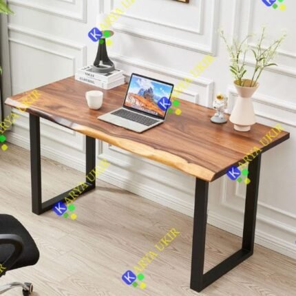 Desain Meja kerja kamar sempit kayu jati sederhana paling murah seperti gambar contoh di atas sangat cocok untuk menemani anda bekerja