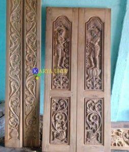 Pintu ukir Kupu Tarung klasik mewah dengan bahan material kayu jati model patung