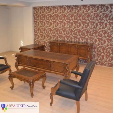 Set ruang kerja ukir buatan Jepara adalah meja kantor komplit untuk rapat dengan desain mewah yang diperuntukan untuk pimpinan ataupun Bos perusahaan