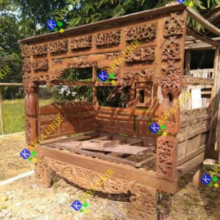 Tempat tidur antik ukir zaman dulu dengan bahan material kayu jati atau yang biasa disebut dengan ranjang kanopi klasik ala Majapahit kuno