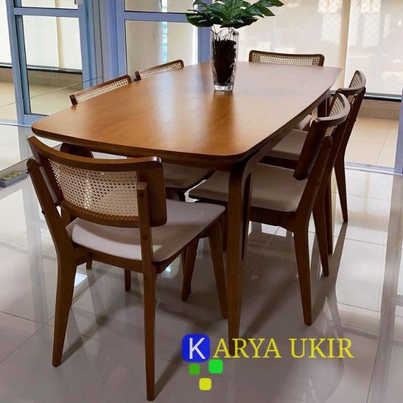 Gambar Meja makan minimalis dengan bahan material kayu jati pilihan model terbaru buatan karya ukir furniture adalah meja ruangan makan modern terbaru dan terbaik
