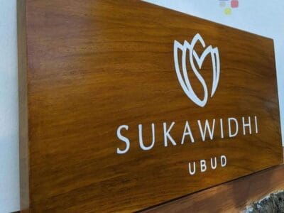 Contoh Papan Nama Kayu Gantung Logo brand Tempel atap