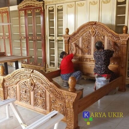 Gambar Tempat tidur klasik atau dipan ukir gebyok antik dengan bahan material kayu jati berkualitas