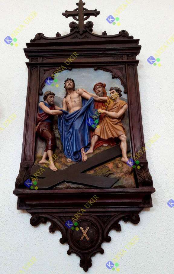 Model Lukisan Tuhan Yesus tiga dimensi patung ukiran dengan kisah penyalipan dan pengorbanan dari kayu jati