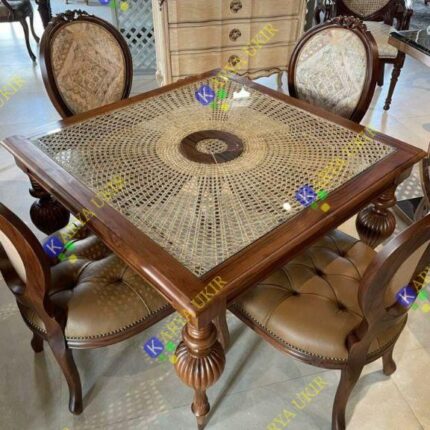 Desain Meja makan rotan klasik dengan kombinasi kayu jati yang diukir atau yang biasa disebut dengan top table rotan mewah unik