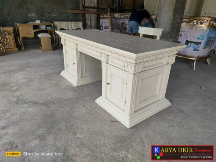 Model Meja kerja ukir Jepara atau yang biasa disebut dengan meja kantor kayu jati dengan desain klasik khusus ruang kerja maupun kantor pribadi