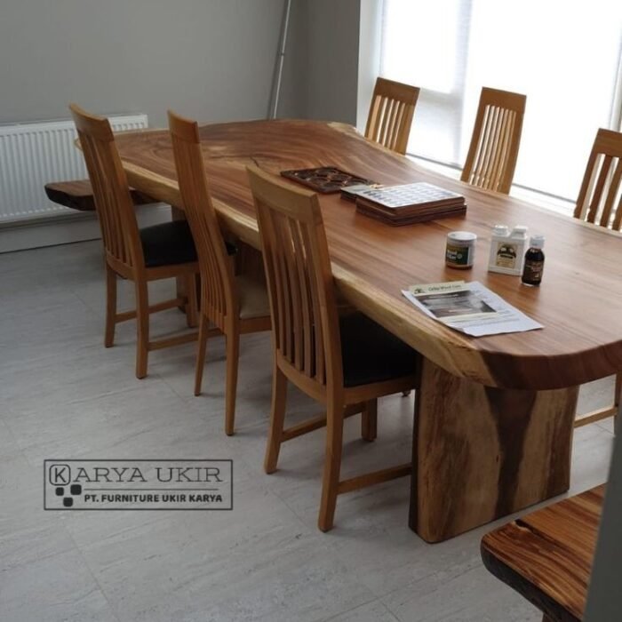 Gambar Meja kursi restoran klasik dengan bahan material kayu trembesi tebal yang juga Solid dilengkapi dengan 6 kursi model Cafe retro