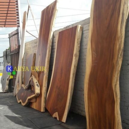 Gambar papan kayu lembaran solid pohon Trembesi utuh atau kayu suar yang sangat cocok untuk top table dan juga daun meja makan minimalis alami klasik