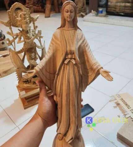 Gambar patung Bunda Maria kayu jati yang diukir manual oleh pembuat seni tukang seniman profesional berpengalaman dengan ukuran miniatur