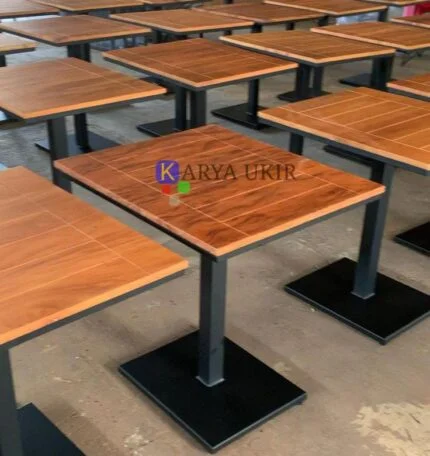 Gambar meja cafe bar minimalis modern dengan bahan material kayu jati dan bahan kaki besi yang sangat unik cocok untuk restoran dan coffee shop