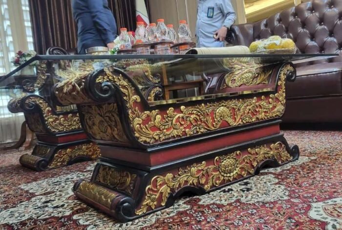 Ide meja tamu ukir klasik dengan bentuk gamelan yang sangat unik dengan bahan material kayu jati pilihan kualitas terbaik custom