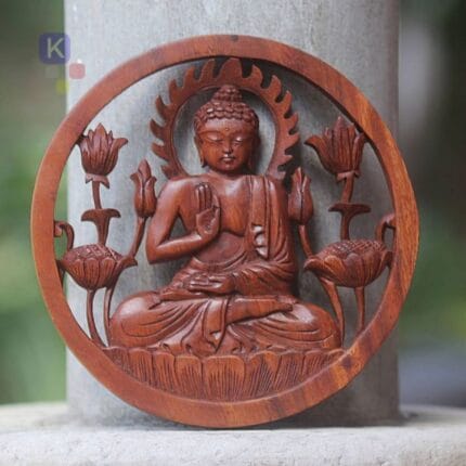 Gambar pajangan Buddha ukir yang terbuat dari bahan material kayu jati pilihan yang dikhususkan tempel tembok untuk menghiasi dinding rumah maupun kantor