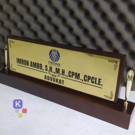 PT. FURNITURE UKIR KARYA 6 Gambar Papan nama minimalis Kayu untuk diletakkan di atas meja kantor atau yang biasa disebut dengan plakat nama jabatan aesthetic modern