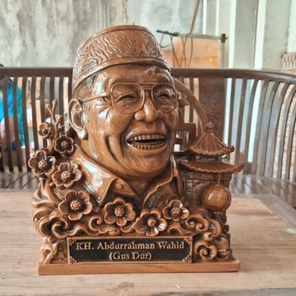 Patung Gus Dur kayu jati ukiran seniman Jepara. Handmade, detail rapi, bahan kayu jati pilihan, cocok untuk dekorasi, koleksi, souvenir, dan hadiah.