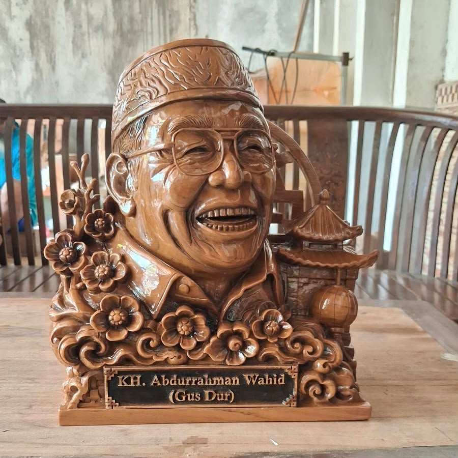 Patung Gus Dur Ukiran Kayu Jati Seniman Jepara – Pajangan Collectible 1 Patung Gus Dur kayu jati ukiran seniman Jepara. Handmade, detail rapi, bahan kayu jati pilihan, cocok untuk dekorasi, koleksi, souvenir, dan hadiah.