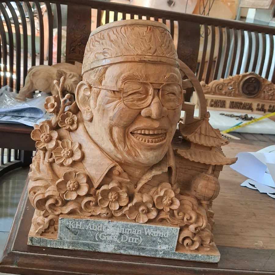 Patung Gus Dur Ukiran Kayu Jati Seniman Jepara – Pajangan Collectible 2 Patung Gus Dur Ukiran Kayu Jati Seniman Jepara – Pajangan Collectible - Gambar 2